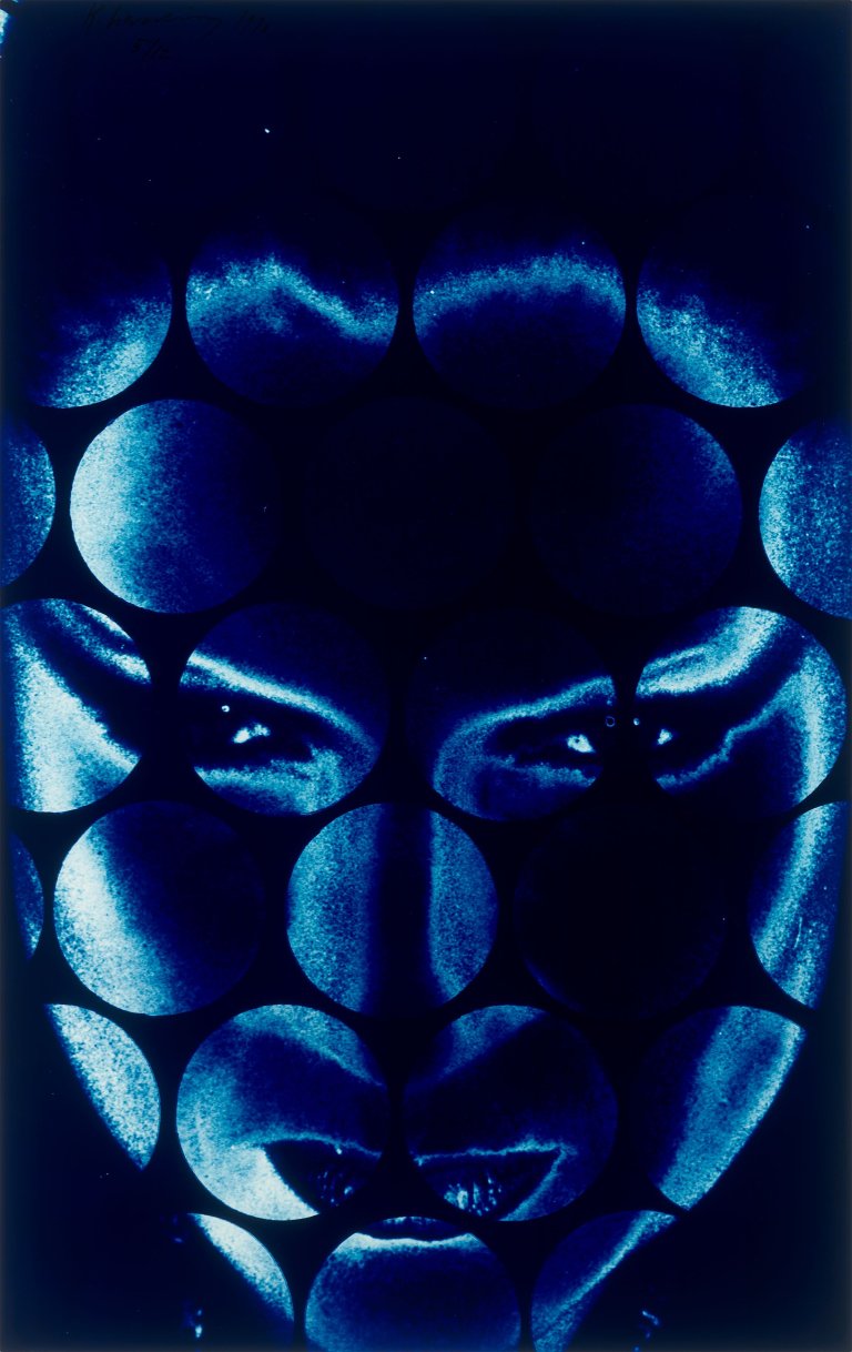 Auf diesem Bild ist das folgende Kunstwerk zu sehen: Katharina Sieverding. „Edition IX (Blue)“. 1990.