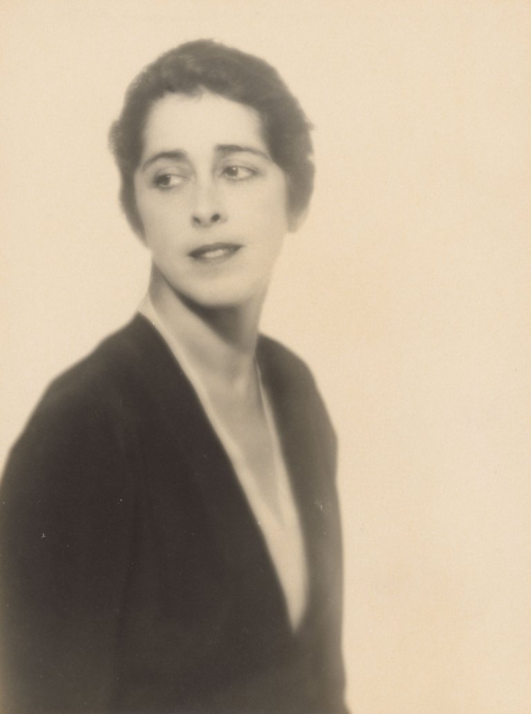 Auf diesem Bild ist das folgende Kunstwerk zu sehen:  Man Ray. Porträt einer Frau. Um 1929/30.