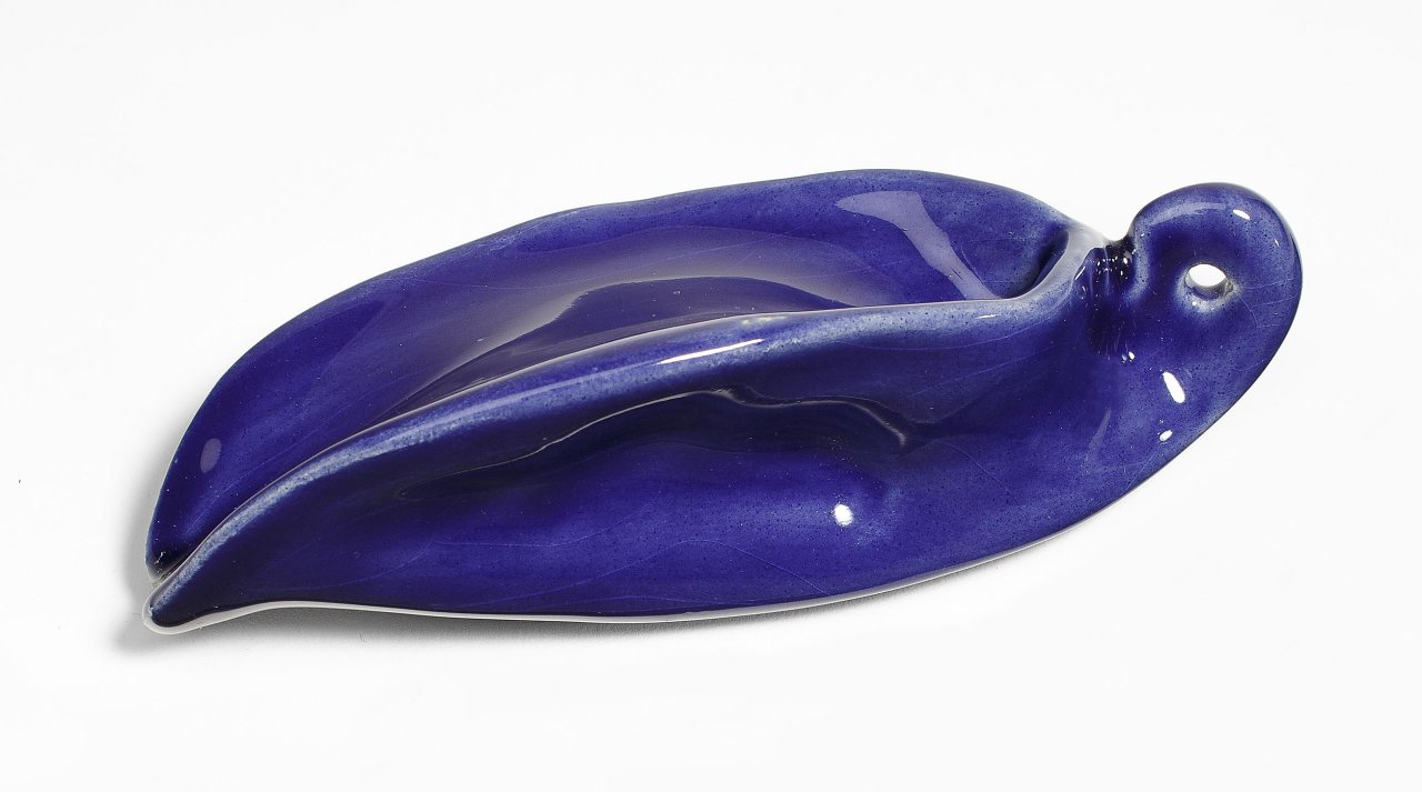 Auf diesem Bild ist das folgende Kunstwerk zu sehen: Thomas Schütte. „Blaue Frucht (Gegen Furcht)“. 1993.