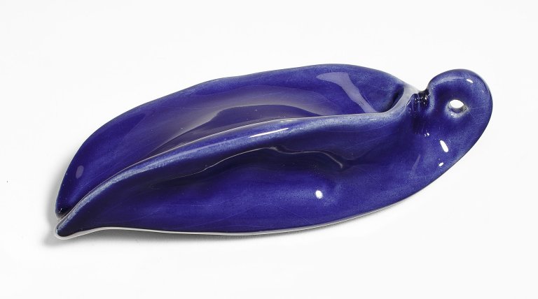 Auf diesem Bild ist das folgende Kunstwerk zu sehen: Thomas Schütte. „Blaue Frucht (Gegen Furcht)“. 1993.