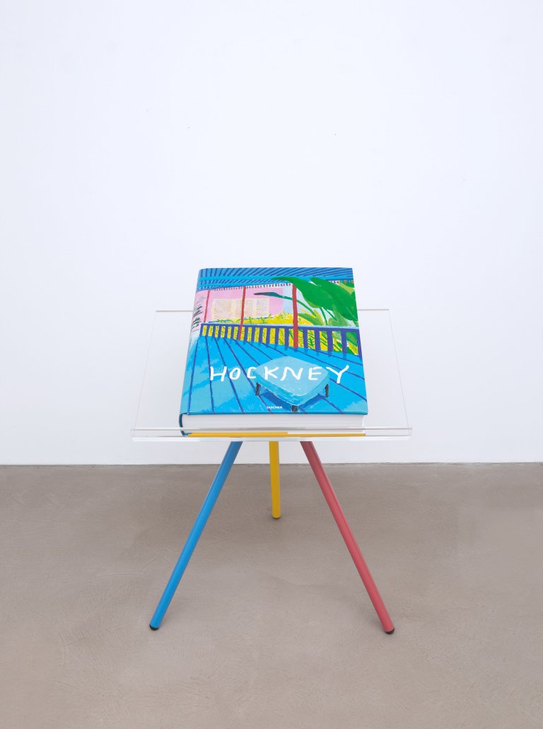 Auf diesem Bild ist das folgende Kunstwerk zu sehen: David Hockney. „Untitled, 516“, aus „A Bigger Book: Art Edition D“. 2010/2016.