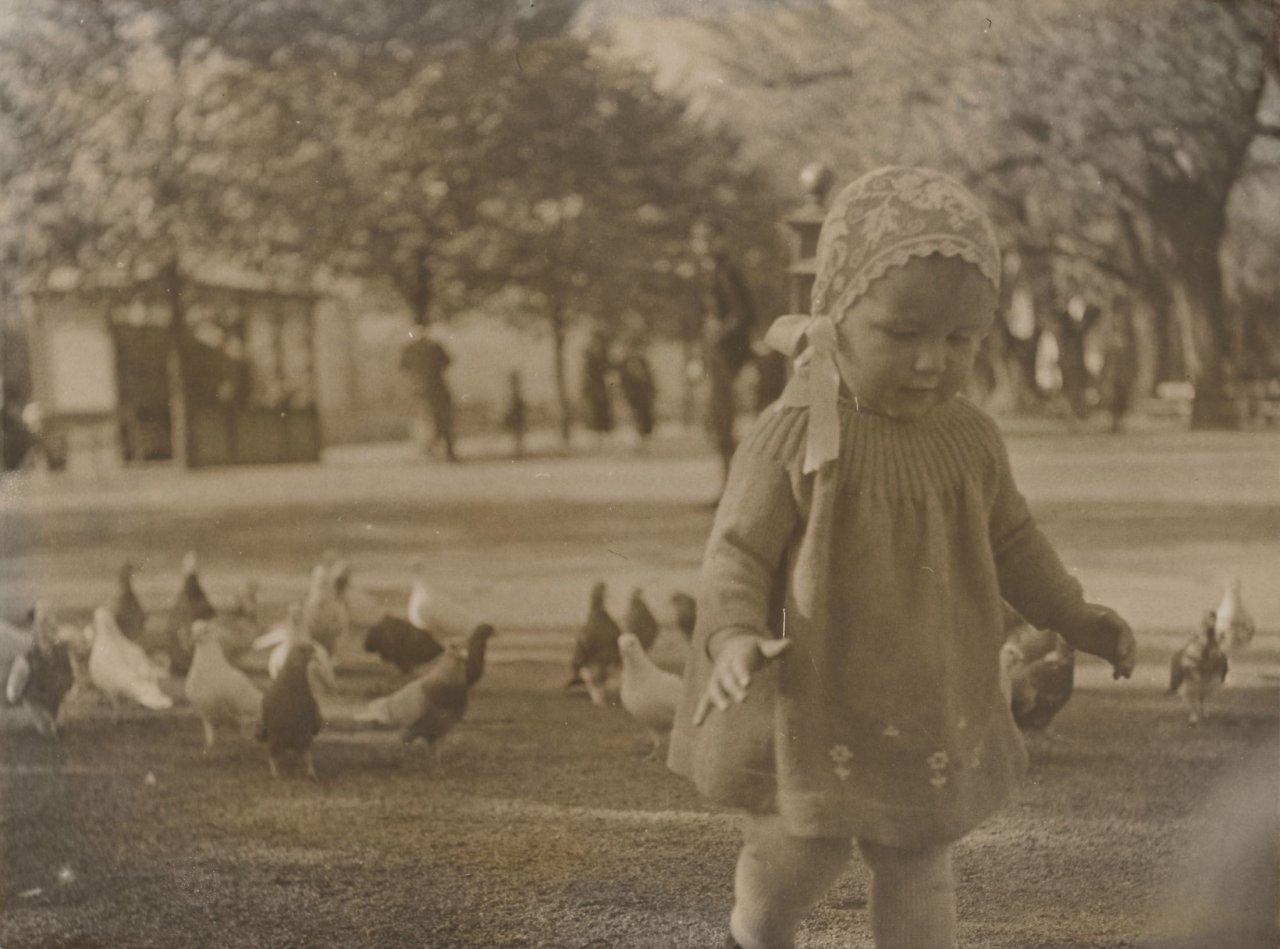 This picture shows the following artwork: Aenne Biermann (i.e. Anna Sibylla Sternfeld). Untitled (Girl with Pigeons) / Untitled (Going to Church). Circa 1931–1932.