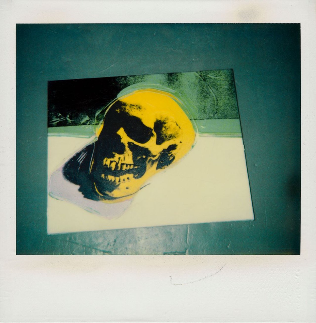 Auf diesem Bild ist das folgende Kunstwerk zu sehen: Andy Warhol. Skull Polaroid. Um 1976.