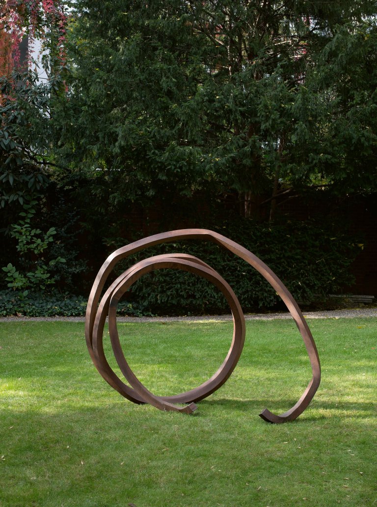 Auf diesem Bild ist das folgende Kunstwerk zu sehen: Bernar Venet. Ligne indéterminée. Um 1990.