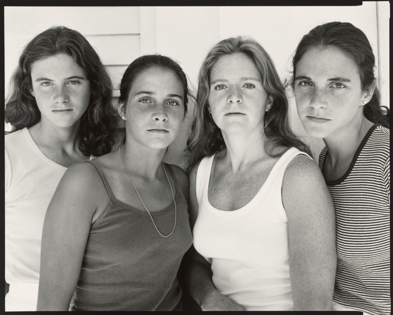 Auf diesem Bild ist das folgende Kunstwerk zu sehen: Nicholas Nixon. „Heather Brown, Mimi Brown, Bebe Brown Nixon and Laurie Brown. Harwichport, Massachusetts“, aus der Serie „The Brown Sisters“, seit 1975. 1978.