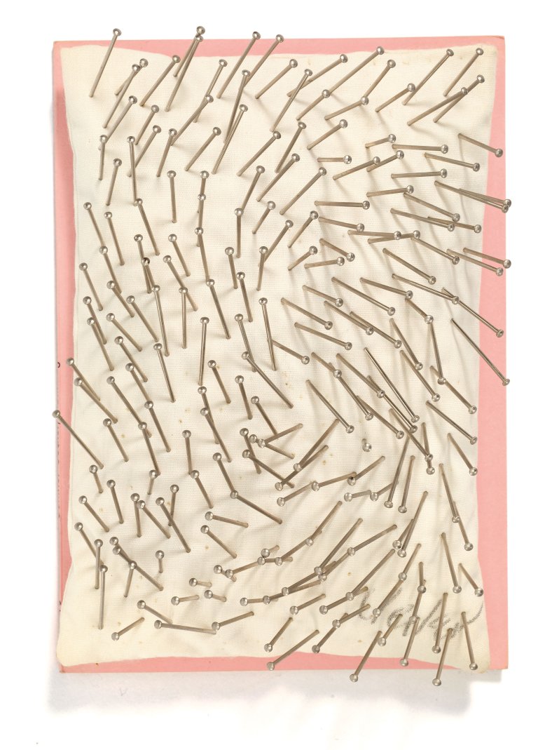 Auf diesem Bild ist das folgende Kunstwerk zu sehen: Günther Uecker. „Hommage à Achim von Arnim und Clemens von Brentano“. 1969.