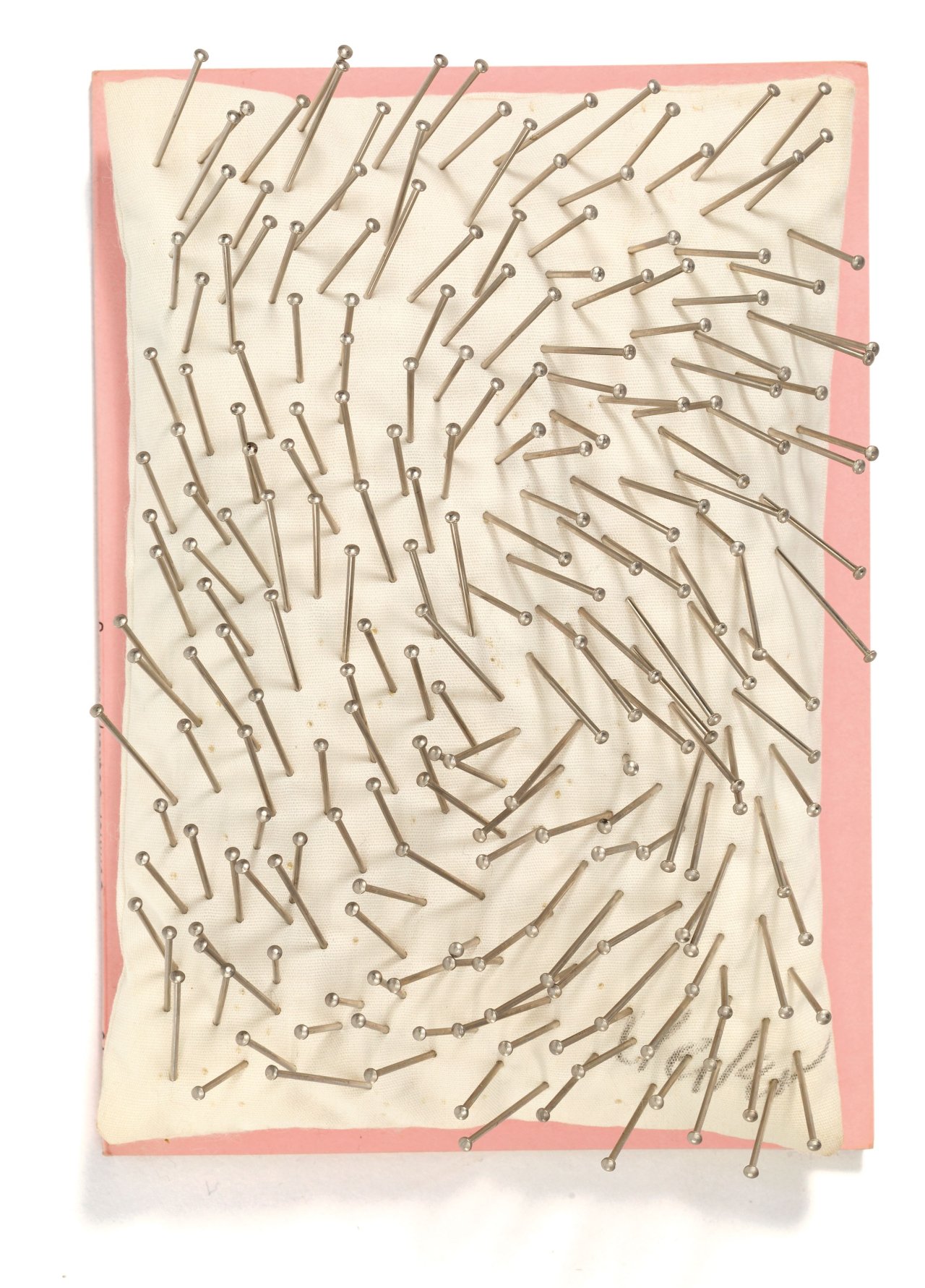 Auf diesem Bild ist das folgende Kunstwerk zu sehen: Günther Uecker. „Hommage à Achim von Arnim und Clemens von Brentano“. 1969.