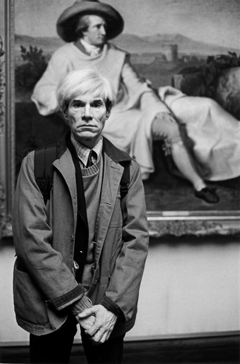 Auf diesem Bild ist das folgende Kunstwerk zu sehen: Barbara Klemm. „Andy Warhol, Frankfurt“. 1981.