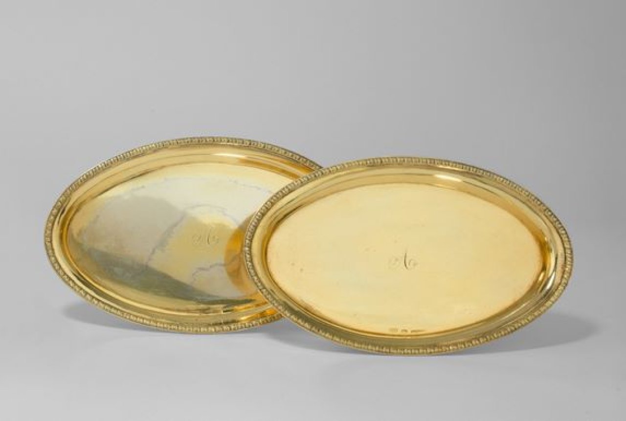 Auf diesem Bild ist das folgende Kunstwerk zu sehen:  Augsburg. Paar Vermeil-Schälchen – mit dem Initial „A“ – von Johann Georg Christoph Neuss (1774–1857) und Johann Alois Seethaler (1775–1835). 1800.
