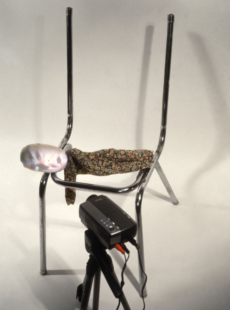 Auf diesem Bild ist das folgende Kunstwerk zu sehen: Tony Oursler. „The Code“. 1996.