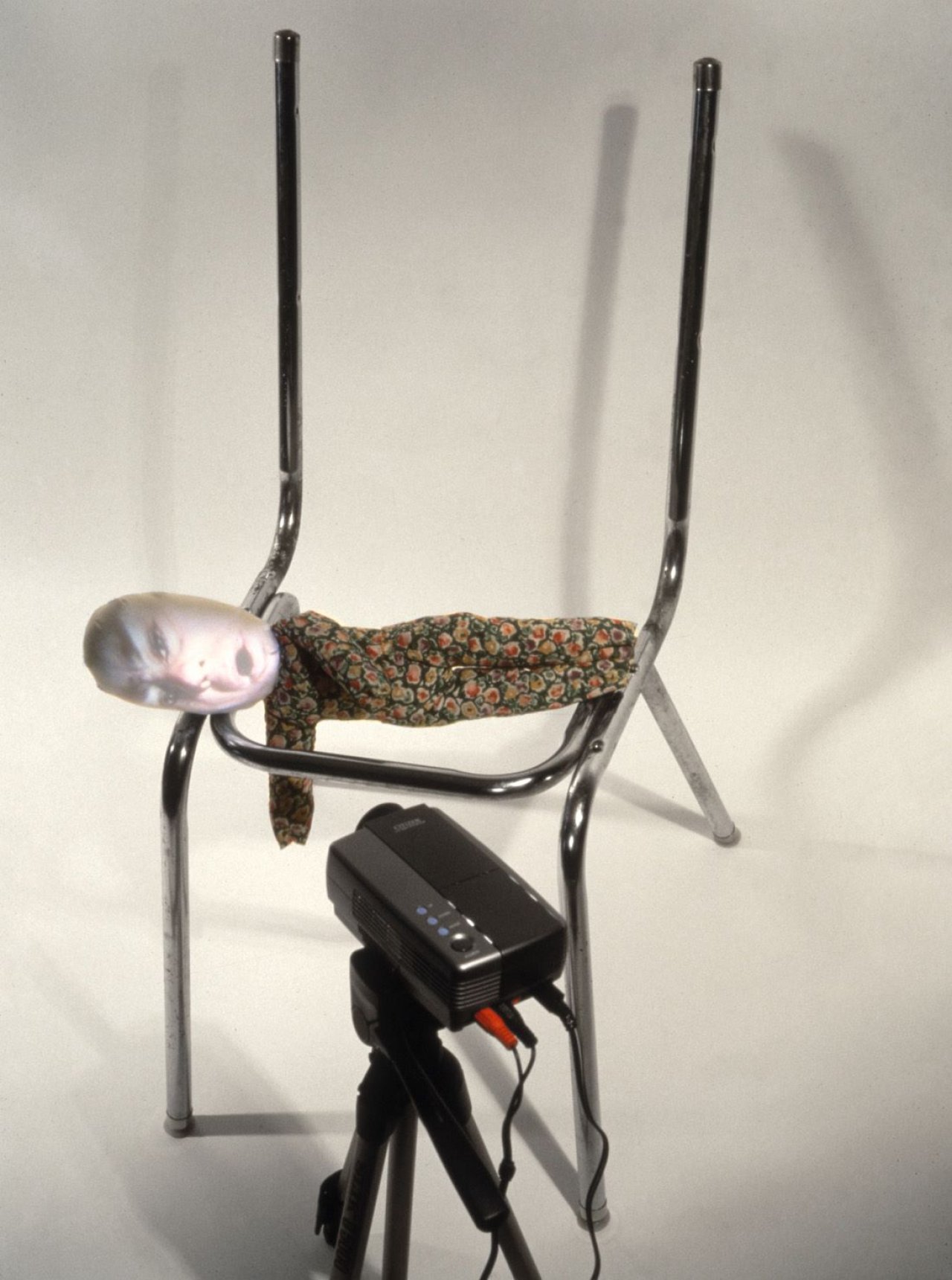 Auf diesem Bild ist das folgende Kunstwerk zu sehen: Tony Oursler. „The Code“. 1996.