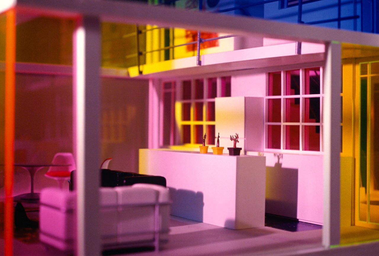 Auf diesem Bild ist das folgende Kunstwerk zu sehen: Laurie Simmons. „Kaleidoscope House # 1“. 2000.