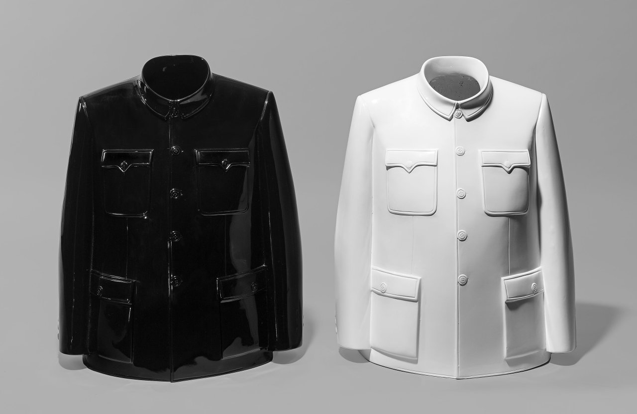Auf diesem Bild ist das folgende Kunstwerk zu sehen: Jianguo Sui. Legacy Mantle (Black and White) / Legacy Mantle (Black). Um 2005.