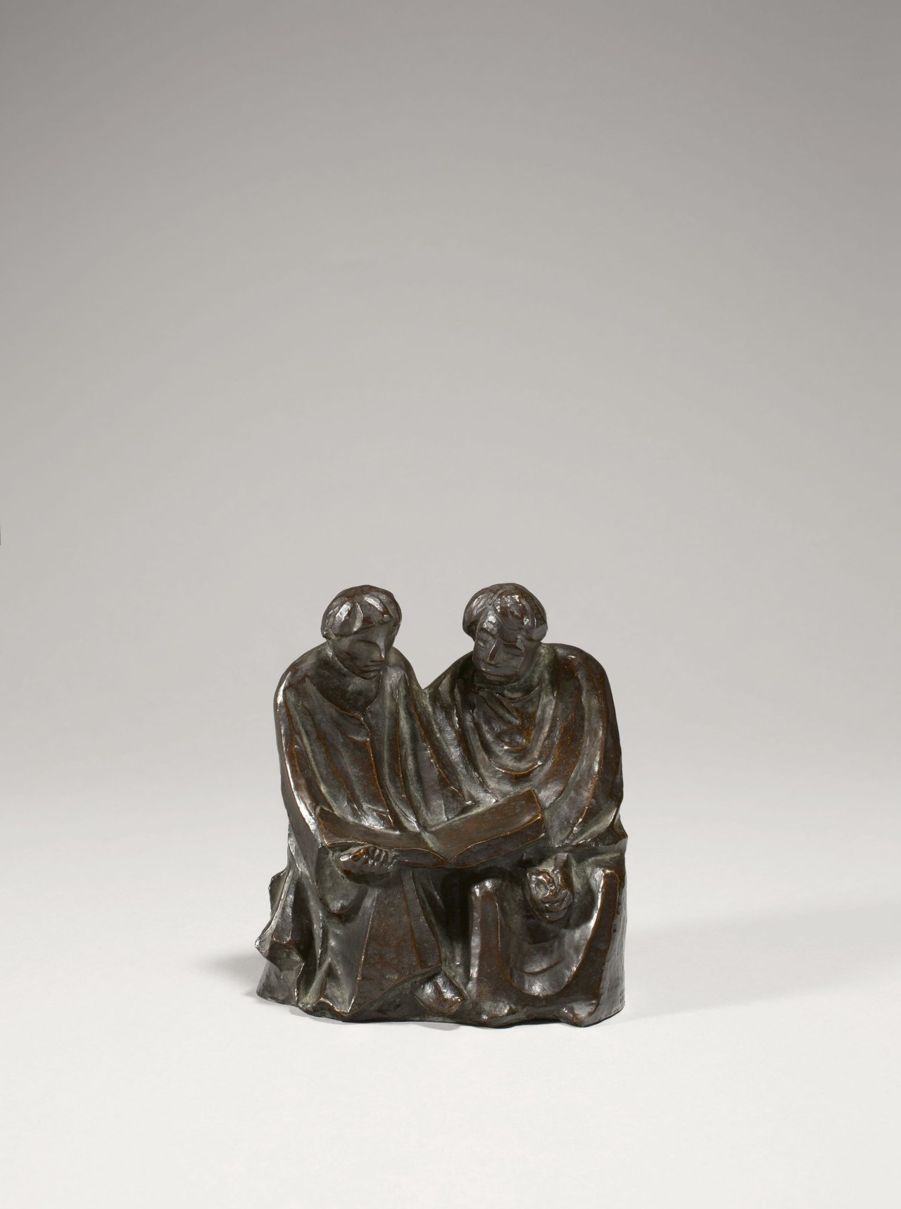 Auf diesem Bild ist das folgende Kunstwerk zu sehen: Ernst Barlach. „Die lesenden Mönche II“ (die Buchleser). 1921.