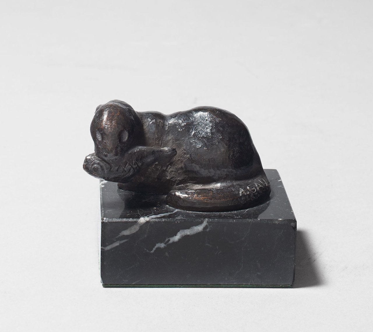This picture shows the following artwork: August Gaul. ”Liegender Fischotter mit Fisch”. 1915.