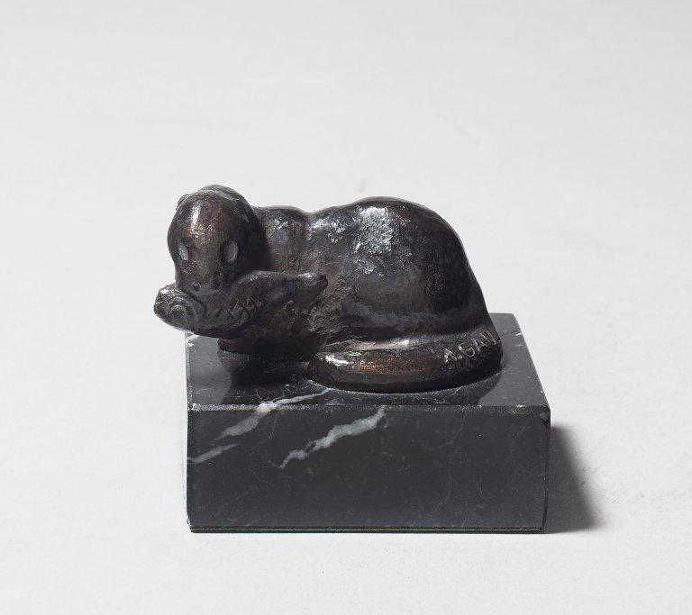 This picture shows the following artwork: August Gaul. ”Liegender Fischotter mit Fisch”. 1915.