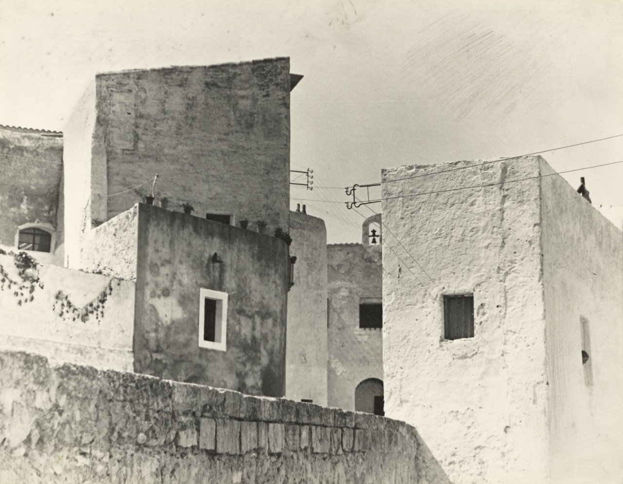 Auf diesem Bild ist das folgende Kunstwerk zu sehen: Raoul Hausmann. „Calle que da al Convento de las Monjas, Ciudad de Ibiza“. 1934.