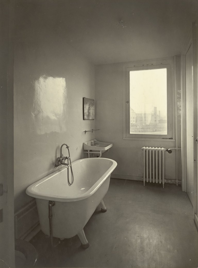 Auf diesem Bild ist das folgende Kunstwerk zu sehen: Dr. Lossen & Co. (d.i. Lossen, Dr. Otto). Werkbundausstellung: Weissenhof-Siedlung, Stuttgart. Badezimmer. 1927.