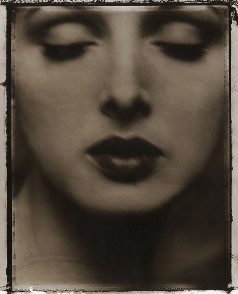 Auf diesem Bild ist das folgende Kunstwerk zu sehen: Sarah Moon (d.i. Hadengue, Marielle). „Yael Raich“. 1993.