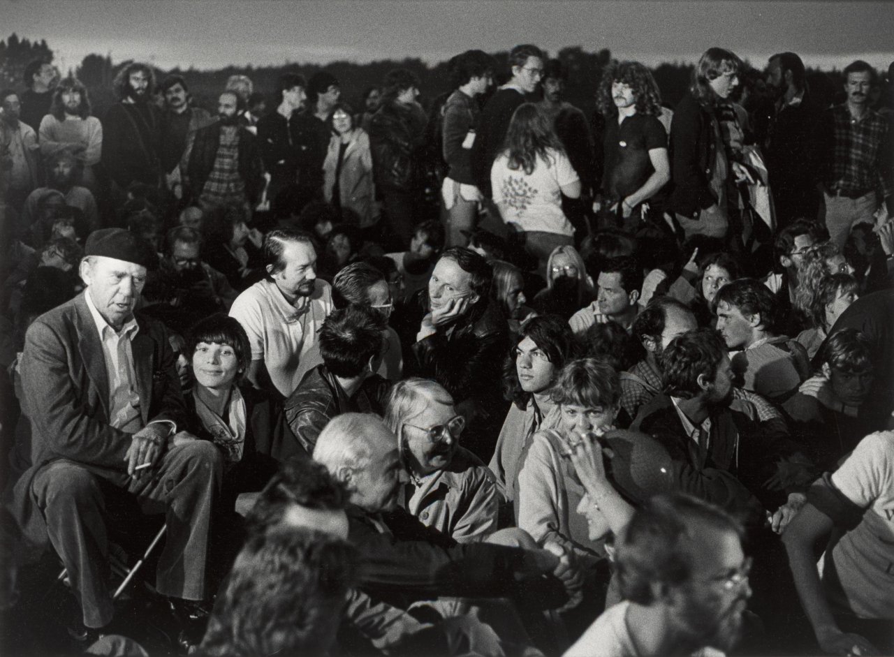 Auf diesem Bild ist das folgende Kunstwerk zu sehen: Barbara Klemm. Heinrich Böll, Demonstration gegen die Stationierung von Mittelstreckenraketen, Mutlangen, 1. September. 1983.