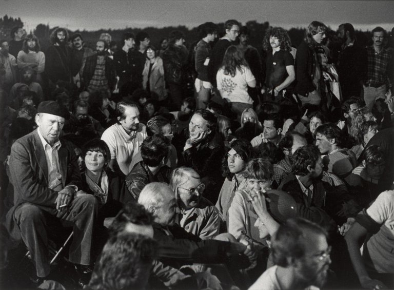 Auf diesem Bild ist das folgende Kunstwerk zu sehen: Barbara Klemm. Heinrich Böll, Demonstration gegen die Stationierung von Mittelstreckenraketen, Mutlangen, 1. September. 1983.