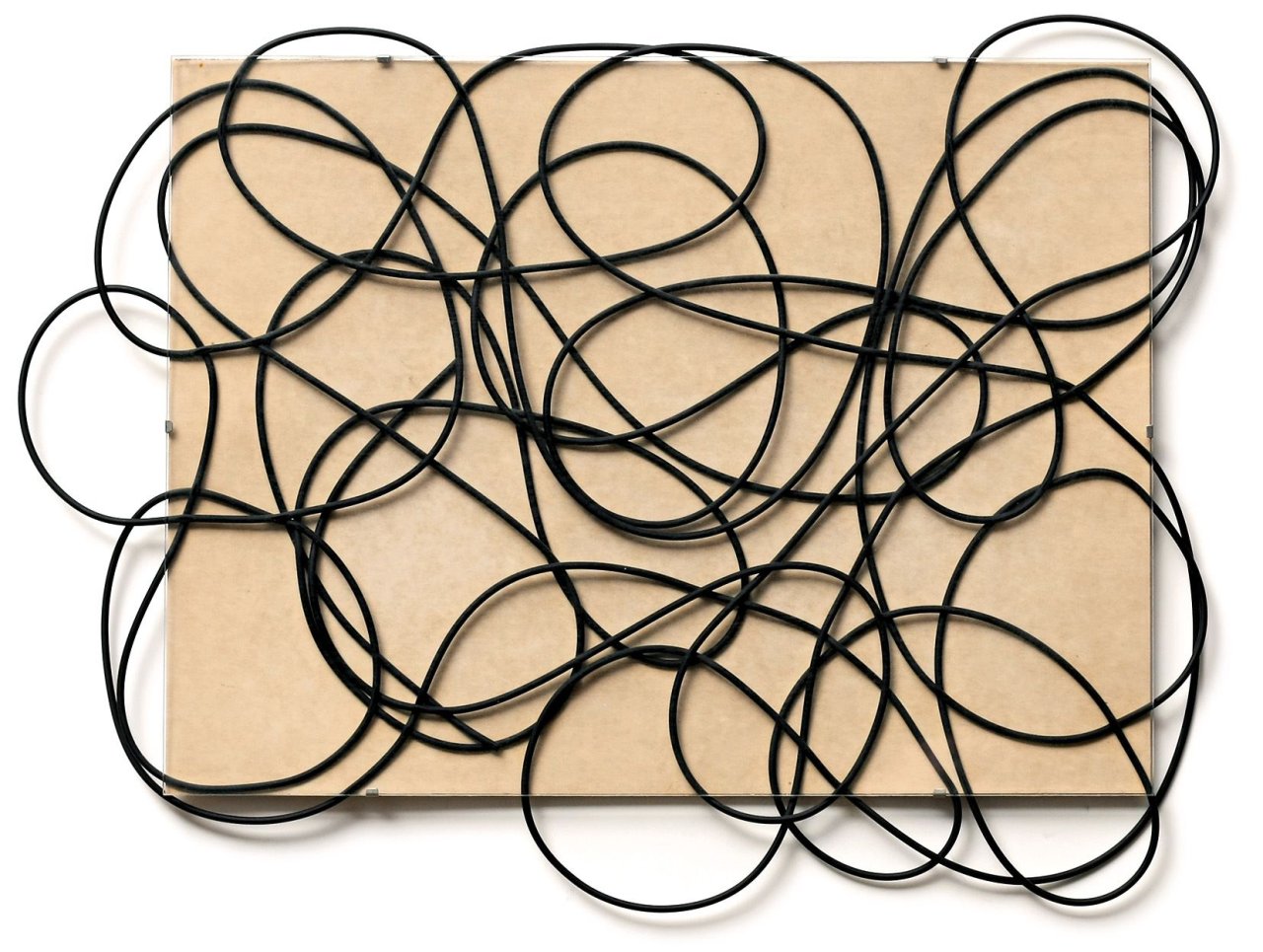 Auf diesem Bild ist das folgende Kunstwerk zu sehen: Reiner Ruthenbeck. „Gummiseilzeichnung“. 1988.