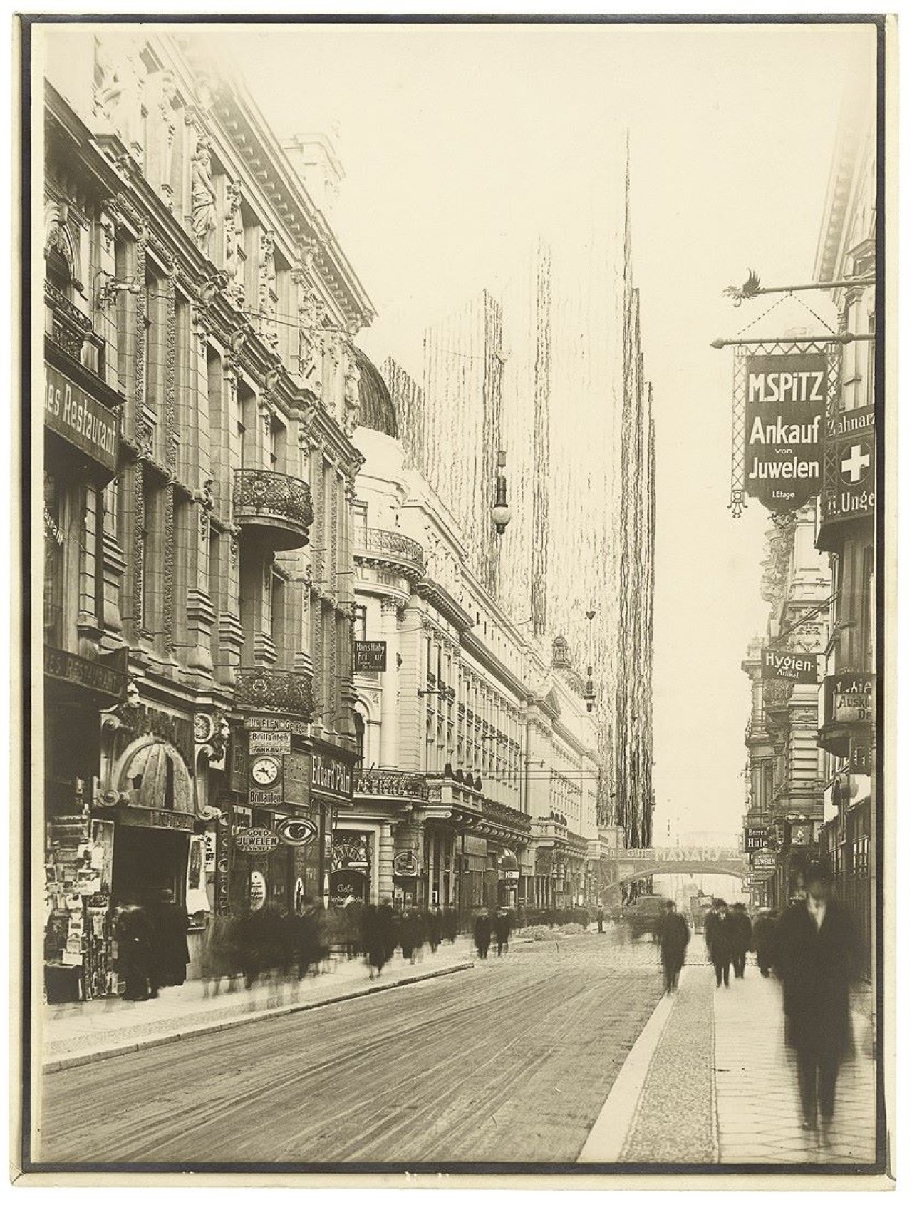 Auf diesem Bild ist das folgende Kunstwerk zu sehen: Curt Rehbein. Mies van der Rohe, Glashochhausprojekt Wabe, Friedrichstrasse, Berlin. 1922.