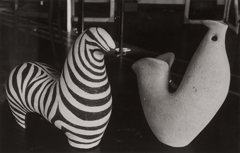 Auf diesem Bild ist das folgende Kunstwerk zu sehen:  Umbo (d.i. Otto Umbehr). Ohne Titel (Skulpturen). Vermutlich 1950er–Jahre.