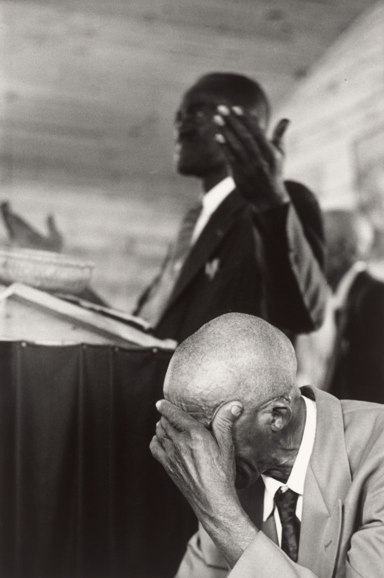 Auf diesem Bild ist das folgende Kunstwerk zu sehen: Elliott Erwitt. Two Figures, Arkadelphia, Alabama (Preacher). 1954.