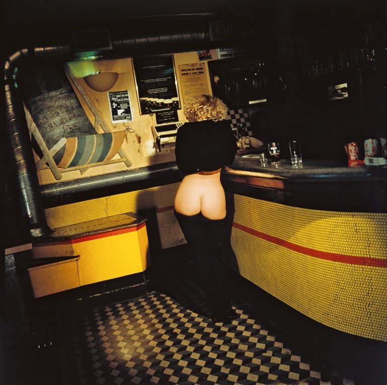 Auf diesem Bild ist das folgende Kunstwerk zu sehen: Bettina Rheims. „14. Juillet, Paris“, aus der Serie „Chambre close“. 1991.