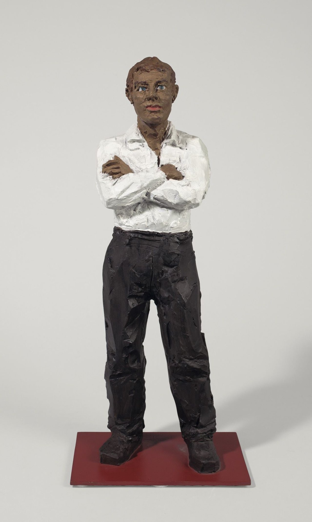 Auf diesem Bild ist das folgende Kunstwerk zu sehen: Stephan Balkenhol. Mann in weißem Hemd. 2002.
