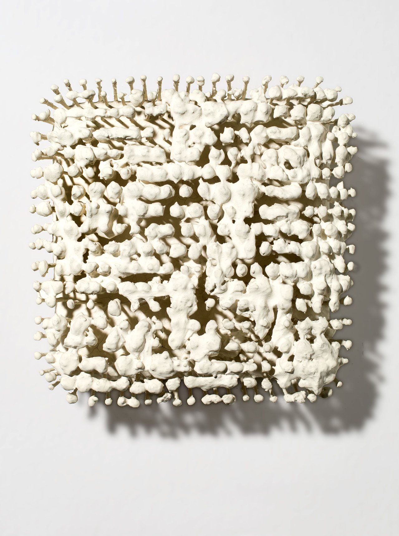 Auf diesem Bild ist das folgende Kunstwerk zu sehen: Günther Uecker. „Werkzeug, Nagelobjekt“. 1959.