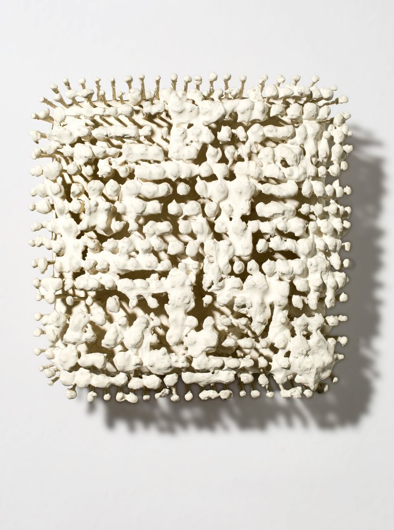 Auf diesem Bild ist das folgende Kunstwerk zu sehen: Günther Uecker. „Werkzeug, Nagelobjekt“. 1959.