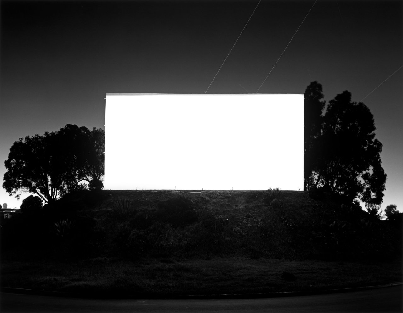 Auf diesem Bild ist das folgende Kunstwerk zu sehen: Hiroshi Sugimoto. „South Bay Drive-In, San Diego“, aus der Serie „Theaters“, seit 1976. 1993.