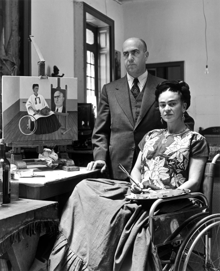 Auf diesem Bild ist das folgende Kunstwerk zu sehen: Gisèle Freund. Frida Kahlo und ihr Arzt Dr. Farill, Mexiko-City. 1951.