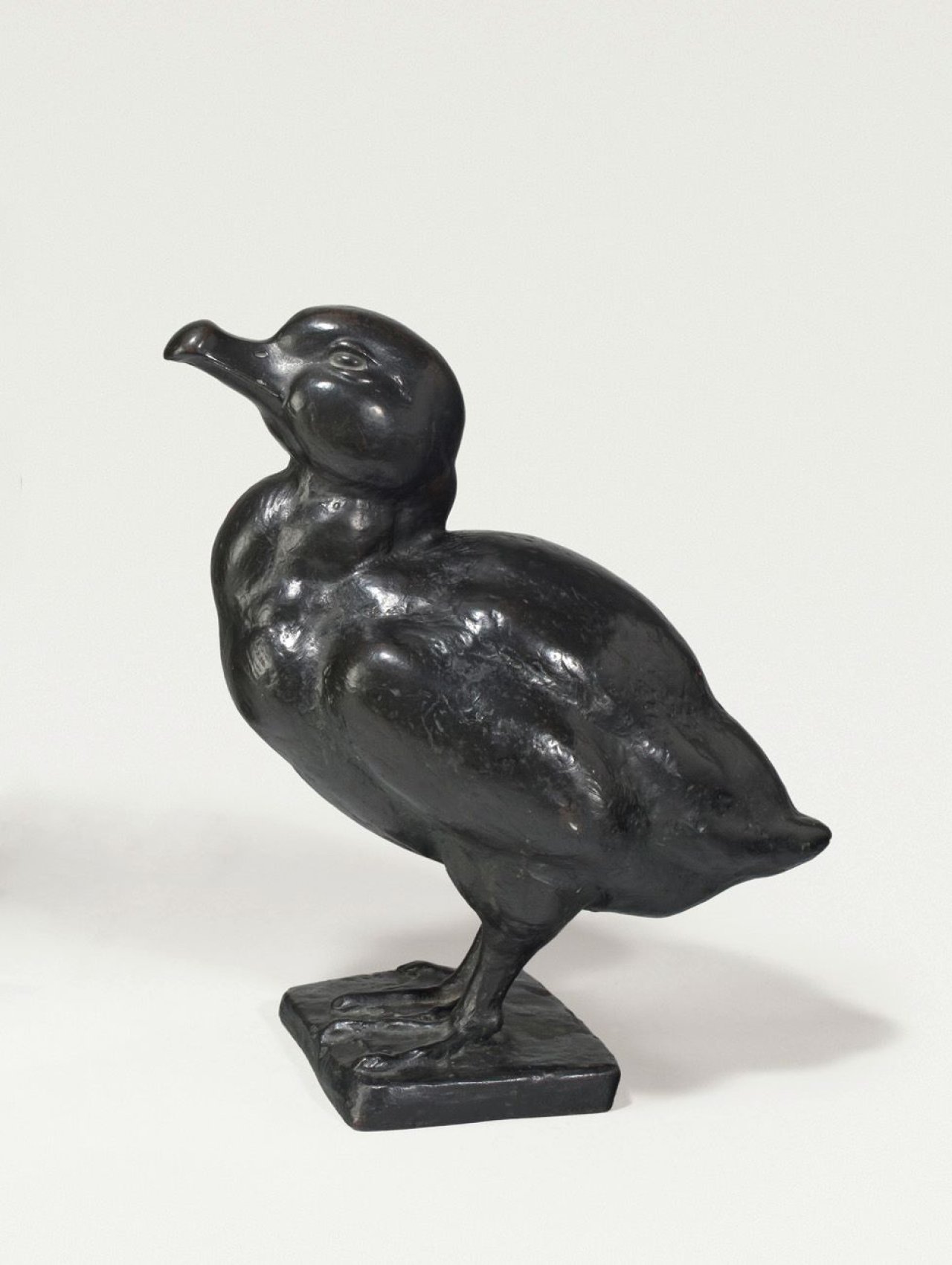 Auf diesem Bild ist das folgende Kunstwerk zu sehen: August Gaul. „Stehender Schwan (Kopf erhoben)“. 1905.