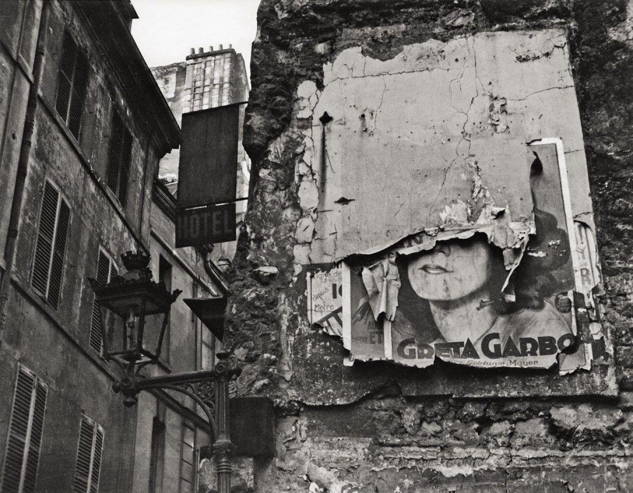 Auf diesem Bild ist das folgende Kunstwerk zu sehen: Ilse Bing. Greta Garbo Poster, Paris. 1932.