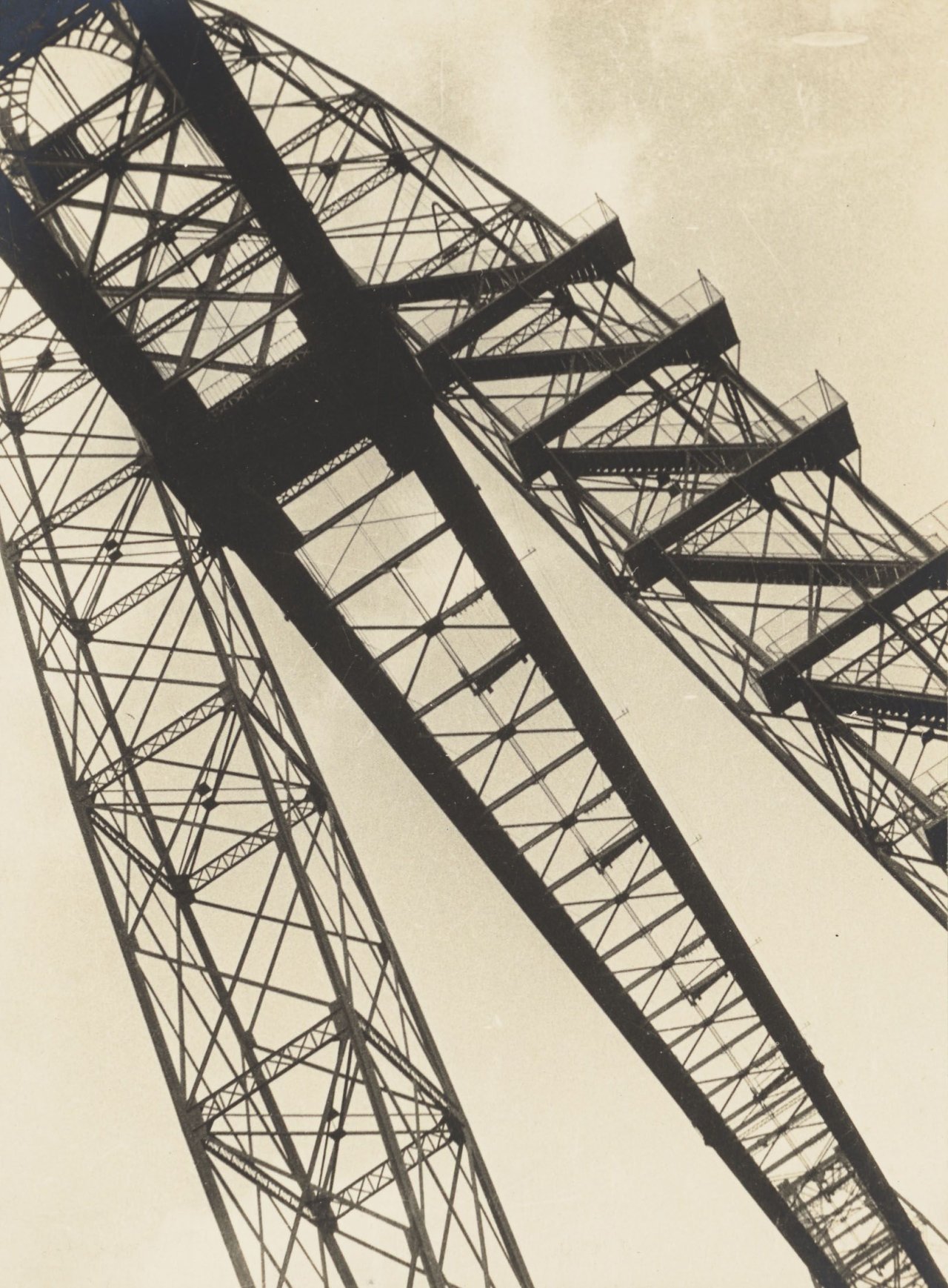 Auf diesem Bild ist das folgende Kunstwerk zu sehen:  Anonym. „Pont Transbordeur, Marseille“. 1929.