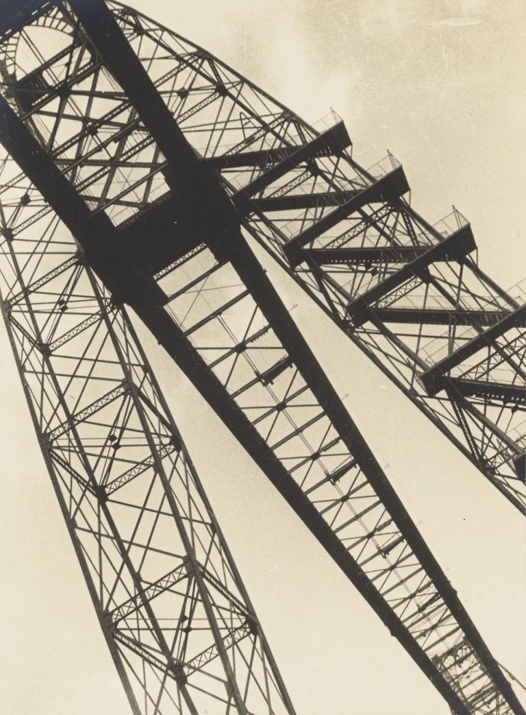 Auf diesem Bild ist das folgende Kunstwerk zu sehen:  Anonym. „Pont Transbordeur, Marseille“. 1929.