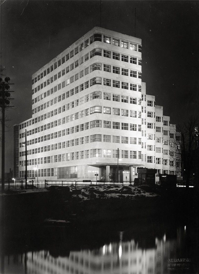 Auf diesem Bild ist das folgende Kunstwerk zu sehen: Max Krajewsky. Shell-Haus bei Nacht, Architekt: Emil Fahrenkamp. 1950er Jahre.