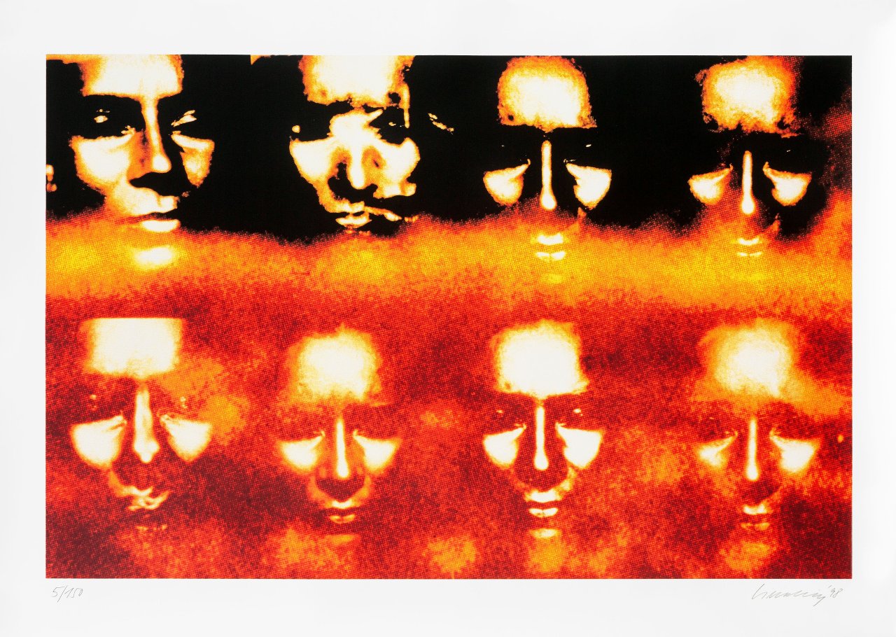 Auf diesem Bild ist das folgende Kunstwerk zu sehen: Katharina Sieverding. Die Sonne um Mitternacht schauen. 1998.