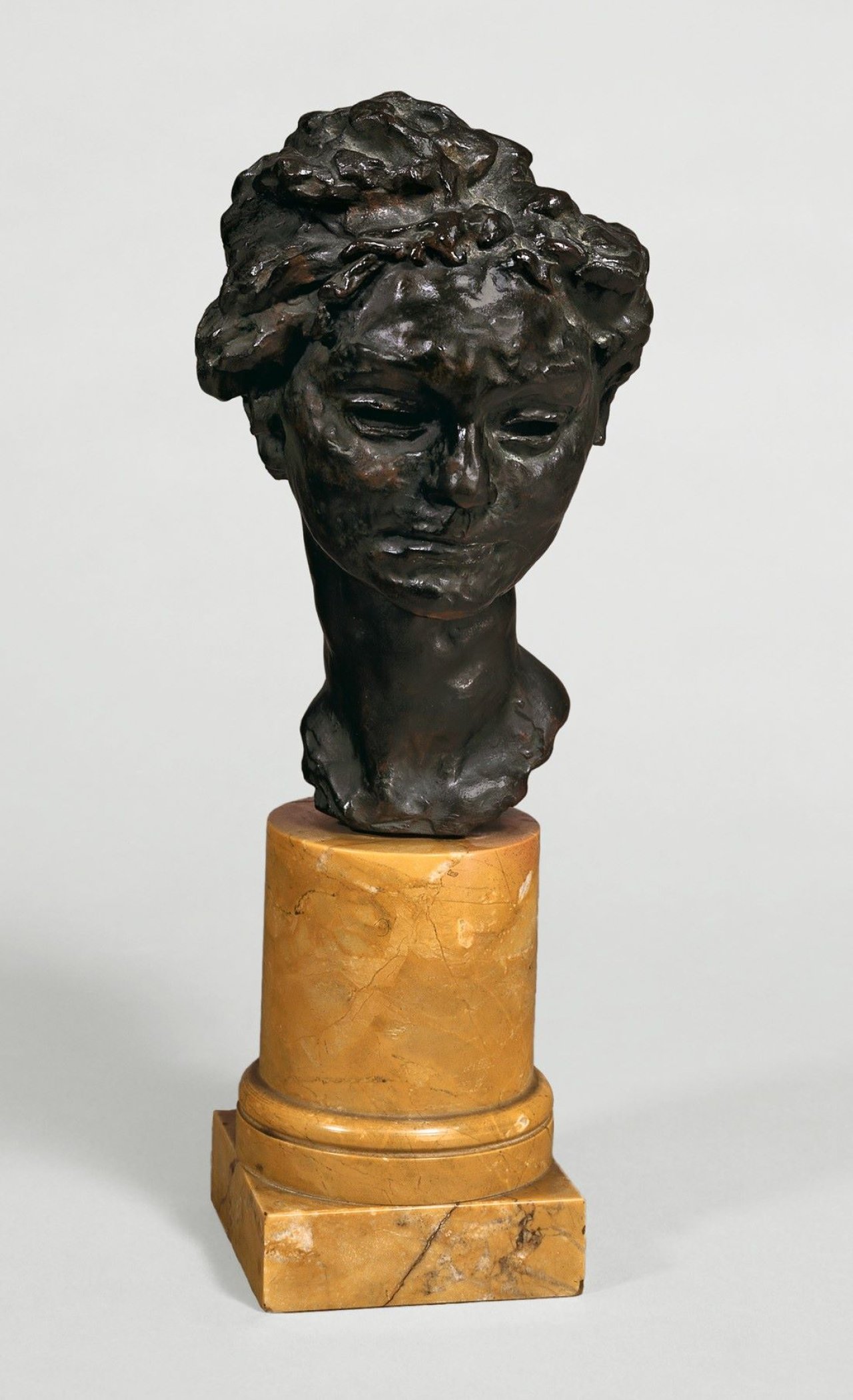 Auf diesem Bild ist das folgende Kunstwerk zu sehen: Bernhard Hoetger. „Frauenkopf“. Um 1904.