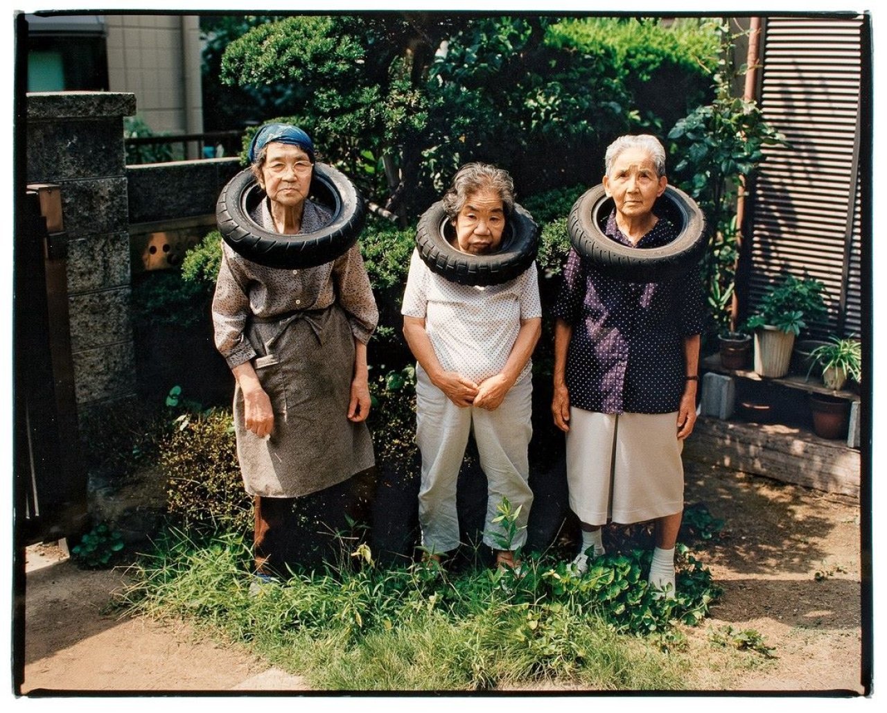 Auf diesem Bild ist das folgende Kunstwerk zu sehen: Tatsumi Orimoto. Ohne Titel, aus der Serie „Tire Tube Communication: Mama and Neighbours“. 1998.