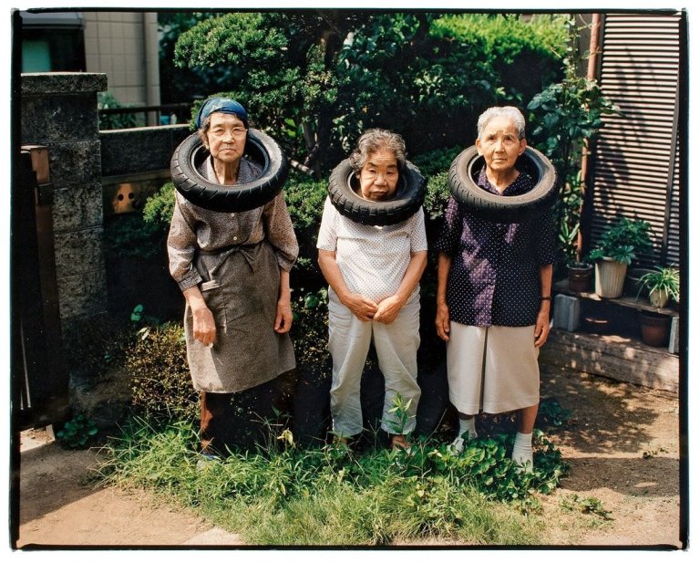 Auf diesem Bild ist das folgende Kunstwerk zu sehen: Tatsumi Orimoto. Ohne Titel, aus der Serie „Tire Tube Communication: Mama and Neighbours“. 1998.