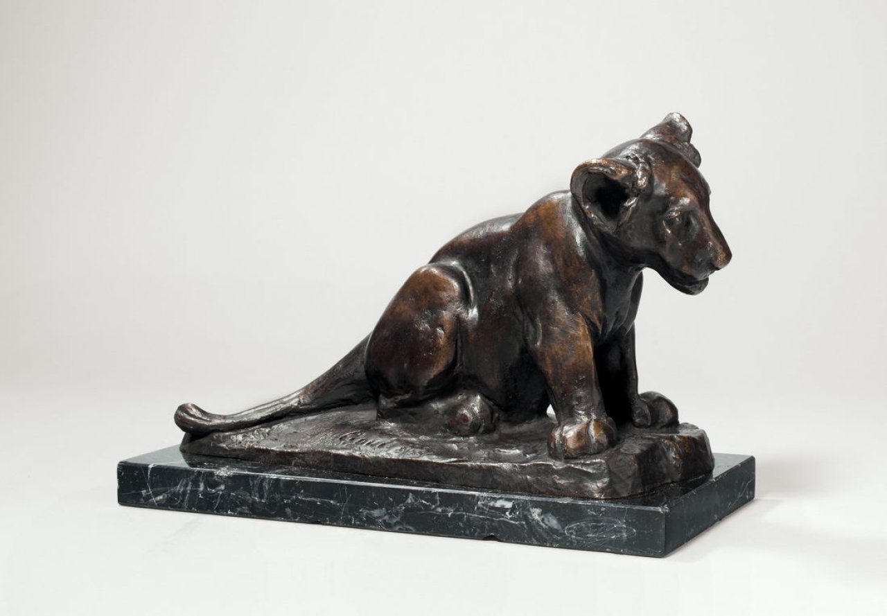 This picture shows the following artwork: August Gaul. „Sitzender junger Löwe (Dusselchen)“. 1898.