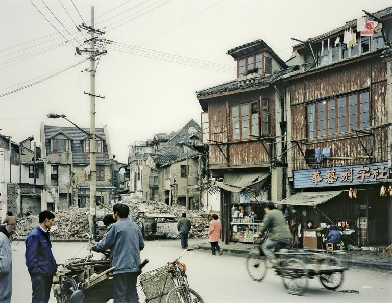 Auf diesem Bild ist das folgende Kunstwerk zu sehen: Thomas Struth. People on fuxing Dong Lu, Shanghai. 1997.
