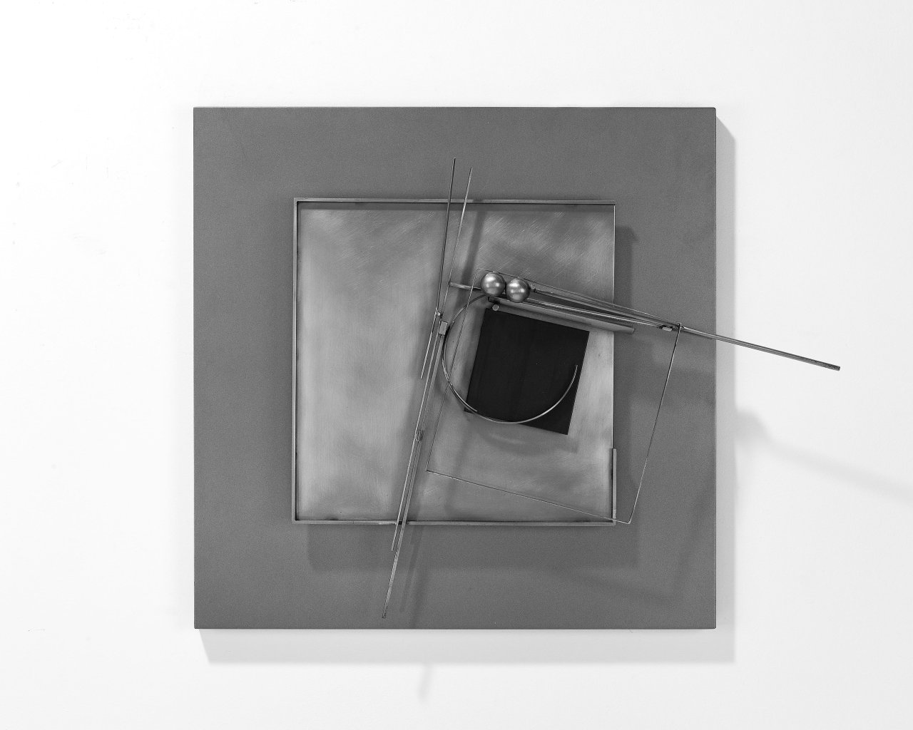 Auf diesem Bild ist das folgende Kunstwerk zu sehen: Fletcher Benton. „Steel Construction No. 20“. 2004.