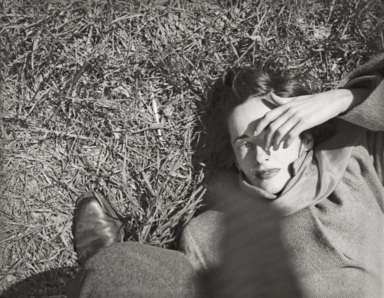 Auf diesem Bild ist das folgende Kunstwerk zu sehen: Saul Leiter. Sunday morning. Um 1947.