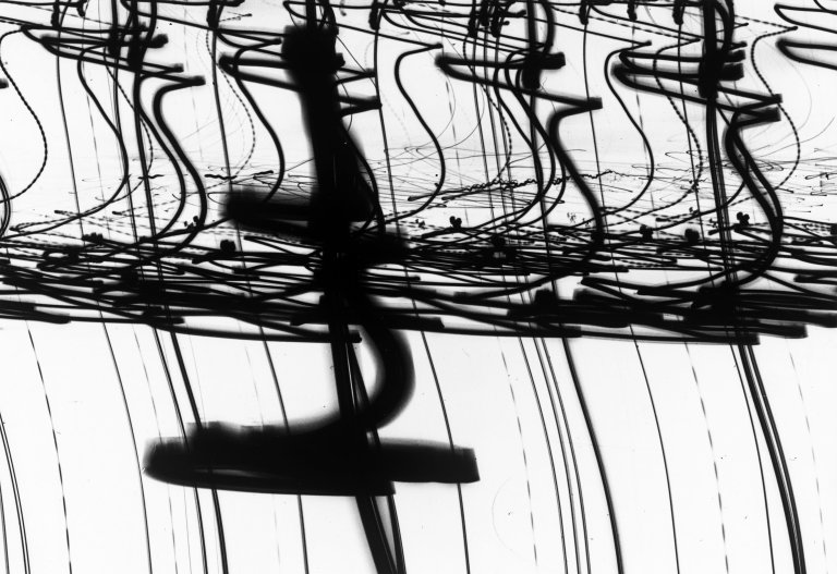 Auf diesem Bild ist das folgende Kunstwerk zu sehen: Otto Steinert. „Luminogramm II“ (Lampen der Place de la Concorde, Paris). 1952.
