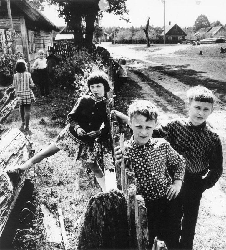 Auf diesem Bild ist das folgende Kunstwerk zu sehen: Antanas Sutkus. „Nasara Dzukija Kaime“. 1976.